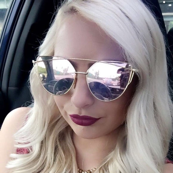 MEET YOUR POSHER! - Picture 2 of 4